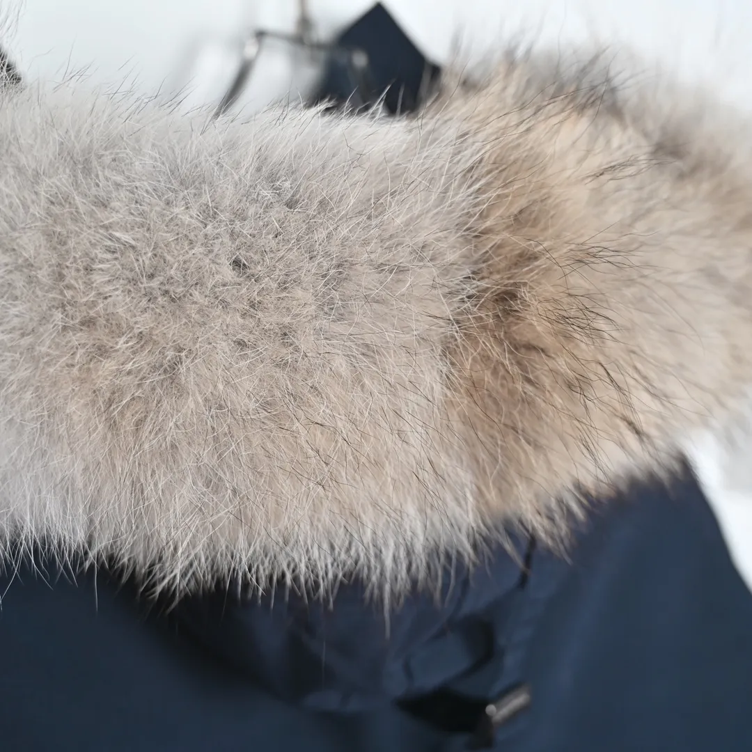 P720 𝐂𝐚𝐧𝐚𝐝𝐚 𝐆𝐨𝐨𝐬𝐞 𝐄𝐱𝐩𝐞𝐝𝐢𝐭𝐢𝐨𝐧 𝟕𝟗𝟗𝟗𝐌 Canada Goose Model 01 Short Down Jacket 🔝Product color: black, off-white, graphite gray, navy blue, sky blue 🔝Product size: XS S M L 2️⃣Exclusively customized 18-count fabrics with the same ZP. Using "Arctic Tech" fabric technology, the outer fabric is 84.5% polyester fiber and 15.5% cotton, the lining is 100% cotton fiber, and the padding is 100% polyester fiber. It is durable, waterproof, windproof, cold-resistant and warm. 3️⃣The lining is made of 40D Nylon AC oil-based glue, with level 5 single-dye fastness. The collar flannel is made of original high-density mercerized velvet, and the pocket fabric is made of elastic high-density polar fleece, which is soft and skin-friendly. The bile cloth is made of 330T polyester anti-velvet No. 7 needle to prevent lint from running away. If there is lint running away, it will be given away for free! 4️⃣The JUKI large-scale sewing machine imported from Japan is professional in stitching and seaming. It completely follows the original 106 stitches on the whole piece of clothing and is reinforced throughout. The length of each jujube follows the original one and is fixed at 1-1.1cm. The density and length are the same as the original one. 5️⃣Yoshida YKK original zipper, Y-shaped double hook Velcro, and the cuffs are made of custom thickened seamless threads. This year, high-elastic spandex gold thread is added to the cuff thread to increase elasticity and strength. From fabrics and gallbladders to buttons and drawstrings, all are custom-developed and authentic. 6️⃣The imported Tajima embroidery machine is used to customize the chest logo with thousands of needles. The pattern is full and three-dimensional, and it is infinitely close to the original product. 7. The fur collars are made from western coyote skins imported from Canada. We purchased 10,000 top-quality fur collars in the spring. The width of the fur collars is 14cm and the length is 55cm. This winter, the quality of the fur collars will be stable throughout the season, eliminating the uneven quality of fur collars in the middle and later stages! 7️⃣Packaging is in a three-dimensional handbag with cards included. It’s more impressive to give it away and keep it for yourself.
